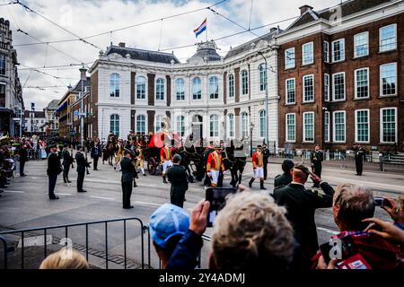 17 septembre 2024. Pays-Bas, DEN HAAG - la calèche de verre relie le palais de Noordeinde au Théâtre Royal en passant par Lange Voorhout. Le roi Willem-Alexander a lu le discours du trône dans le théâtre. Crédit : ANP/Alamy Live News Banque D'Images