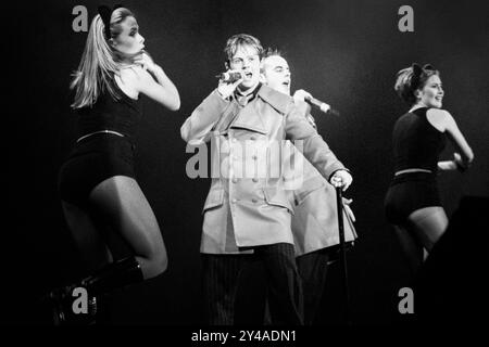 PJ & DUNCAN, YOUNG, CONCERT, 1995 : PJ et Duncan – aussi connu sous le nom d'Ant & Dec ou Ant McPartlin et Declan Donnelly – jouent au St David's Hall de Cardiff en décembre 1995. Photo : Rob Watkins. INFO : PJ & Duncan, les anciens noms de scène des présentateurs de télévision britanniques Ant McPartlin et Declan Donnelly, ont commencé en tant que duo pop dans les années 1990 après avoir joué dans Byker Grove. Connu pour ses tubes accrocheurs comme « Let's Get Ready to Rhumble », il a connu un bref succès dans les charts avant de passer à la télévision. Banque D'Images