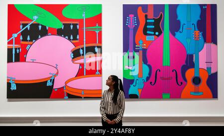 Londres, Royaume-Uni. 17 septembre 2024. (L) 'Untitled (percussion)', 2022, et 'Untitled (Strings)', 2022, lors d'un aperçu de la première exposition solo de l'artiste Michael Craig-Martin RA à la Royal Academy of Arts. Ses grandes peintures caractéristiques et aux couleurs vives d'objets du quotidien, ainsi que la sculpture, la peinture et le dessin, ainsi que des installations dramatiques spécifiques au site et une nouvelle œuvre numérique immersive figurent parmi plus de 120 œuvres des années 1960 à nos jours exposées du 21 septembre au 10 décembre 2024. Credit : Stephen Chung / Alamy Live News Banque D'Images