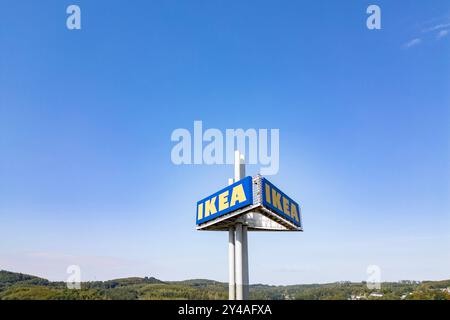 Die Ikea filiale in Siegen, Turm mit logo. IKEA AM 17.09.2024 à Siegen/Deutschland. *** Le magasin Ikea à Siegen, tour avec logo IKEA le 17 09 2024 à Siegen Allemagne Banque D'Images