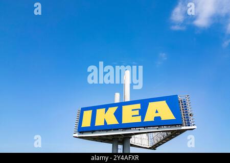 Die Ikea filiale in Siegen, Turm mit logo. IKEA AM 17.09.2024 à Siegen/Deutschland. *** Le magasin Ikea à Siegen, tour avec logo IKEA le 17 09 2024 à Siegen Allemagne Banque D'Images