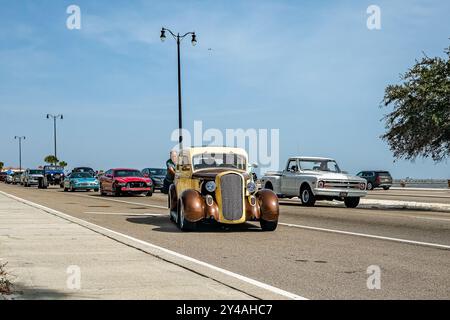 Gulfport, MS - 04 octobre 2023 : vue avant grand angle d'un coupé Dodge Series D2 1936 lors d'un salon automobile local. Banque D'Images