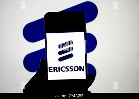 Dans cette illustration photo, un logo Ericsson vu affiché sur un smartphone et en arrière-plan. (Photo par Avishek Das / SOPA images / SIPA USA) *** strictement à des fins d'actualités éditoriales *** Banque D'Images