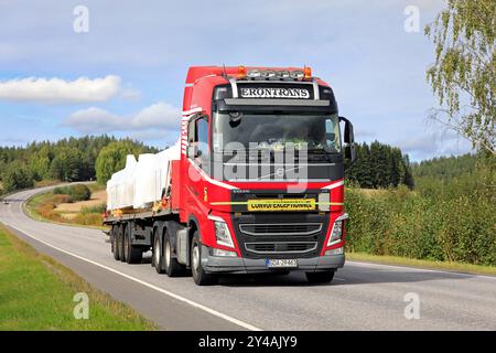 Transport de charge exceptionnel d'un objet industriel par semi-remorque camion rouge Volvo FH Erontrans sur route. Salo, Finlande. 12 septembre 2024. Banque D'Images