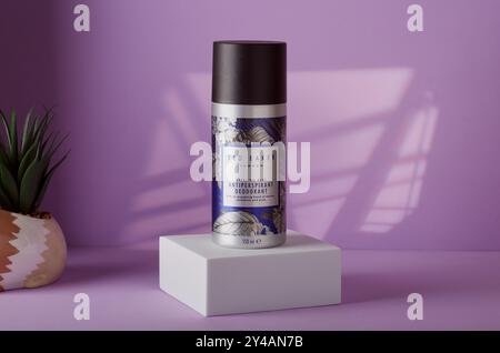 Mansfield, Nottingham, Royaume-Uni, 17 septembre 2024 : image de produit studio de déodorant Ted Baker pour hommes. Banque D'Images