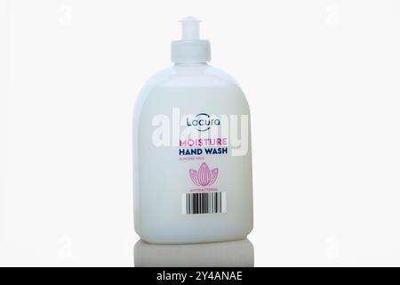 Mansfield, Nottingham, Royaume-Uni, 17 septembre 2024 : image de produit studio de Lacura Hand Wash Soap. Banque D'Images