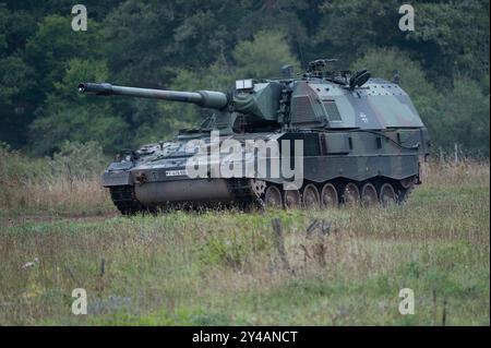 Idar Oberstein, Allemagne. 16 septembre 2024. Panzerhaubitze 2000 dans la région, le ministre fédéral de la Défense Boris Pistorius visite l'école d'artillerie d'Idar-Oberstein le 16 septembre 2024, crédit : dpa/Alamy Live News Banque D'Images