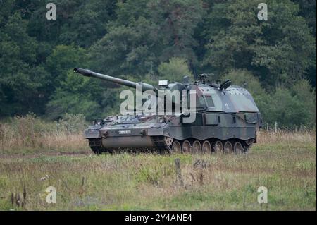 Idar Oberstein, Allemagne. 16 septembre 2024. Panzerhaubitze 2000 dans la région, le ministre fédéral de la Défense Boris Pistorius visite l'école d'artillerie d'Idar-Oberstein le 16 septembre 2024, crédit : dpa/Alamy Live News Banque D'Images