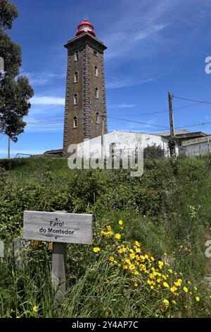 Carreco, Portugal - 26 mai 2024 : le phare de Montedor, situé sur un promontoire à Carreço, Viana do Castelo, Portugal, est le plus septentrional Banque D'Images