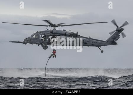 les pararescuemen de l'US Air Force, affectés au 57th Rescue Squadron, font une corde rapide d'un HH-60G Pave Hawk de l'US Air Force, affecté au 56th RQS Banque D'Images