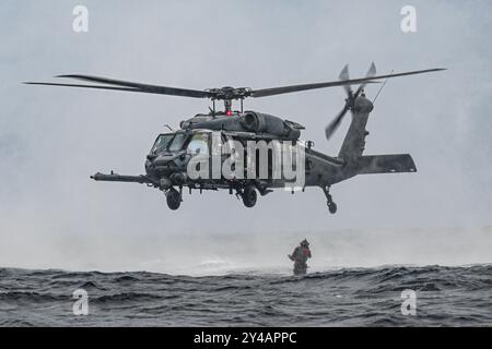 Un pararescuman de l'US Air Force, affecté au 57th Rescue Squadron, rattache rapidement un HH-60G Pave Hawk de l'US Air Force, affecté au 56th RQS, i. Banque D'Images