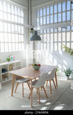Salle à manger loft industriel. Banque D'Images