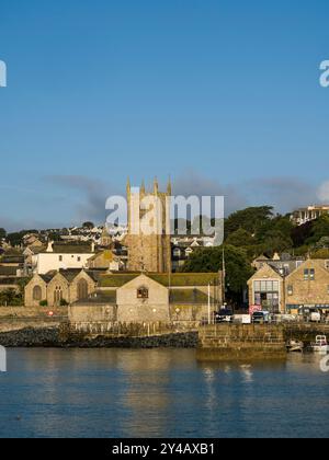 Dawn, St Ia's Parish Church, Church of England Church, St Ives Harbour, St Ives, Cornwall, Angleterre, UK, GB. Banque D'Images