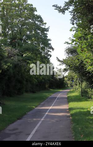 Gosport, Hampshire, Angleterre. 11 septembre 2024. Une vue de la piste cyclable bordée d'arbres vers Stokes Bay. Cette photo fait partie d'une série que j'ai prise lors d'une récente visite au Regency Garden d'Alverstoke lors des Journées portes ouvertes du patrimoine de Gosport. Inclus dans cette sélection sont quelques photos que j'ai prises sur le chemin de et loin du jardin, comme j'étais à pied. Banque D'Images