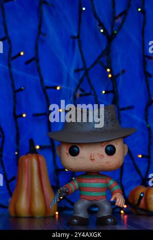 Funko Pop figurine de Freddy Krueger de la franchise d'horreur Nightmare sur Elm Street. Brouillard bleu, toile d'araignée, lumières colorées, citrouilles d'Halloween. Banque D'Images