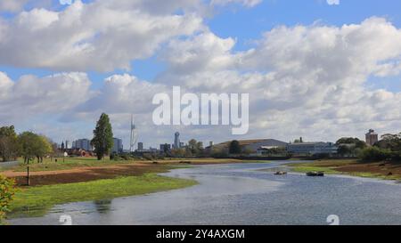 Gosport, Hampshire, Angleterre. 11 septembre 2024. Vue panoramique grand angle sur Stoke Lake en regardant vers Portsmouth. Cette photo fait partie d'une série que j'ai prise lors d'une récente visite au Regency Garden d'Alverstoke lors des Journées portes ouvertes du patrimoine de Gosport. Inclus dans cette sélection sont quelques photos que j'ai prises sur le chemin de et loin du jardin, comme j'étais à pied. Banque D'Images