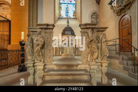 Fonts baptismaux à l'intérieur de la cathédrale de Paderborn, Paderborn, Rhénanie du Nord-Westphalie, Allemagne, Europe Banque D'Images