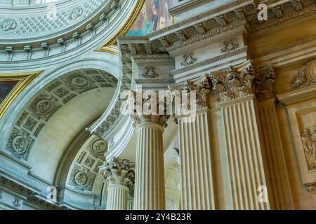 PARIS, FRANCE - 12 MAI 2015 : fragment de décoration de la cathédrale réunissant Louis, les édifices les plus majestueux et les plus remarquables des Invalides. Banque D'Images