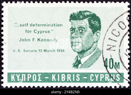 CHYPRE - VERS 1965 : un timbre imprimé à Chypre émis au Mémorial de J.F.Kennedy montre J.F.Kennedy Banque D'Images