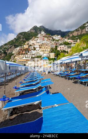 Plage à Positano, sur la côte amalfitaine, province de Salerne, dans la région de Campanie, Italie, Europe Banque D'Images