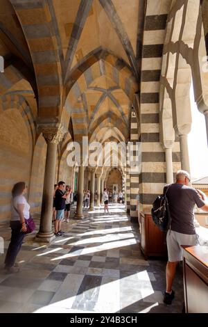 Les touristes explorent les voûtes, les arches en pierre rayées de la cathédrale d'Amalfi avec la lumière du soleil qui traverse, Amalfi, Italie, Europe Banque D'Images