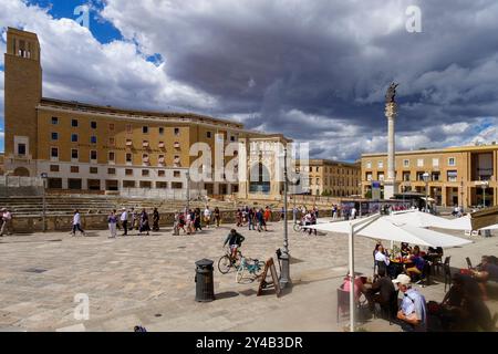 Amphithéâtre romain antique sur la place Piazza Sant'Oronzo à Lecce, Italie, Europe Banque D'Images