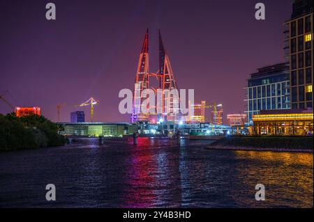 Vue de nuit du Bahrain World Trade Center à Manama, Bahreïn Banque D'Images