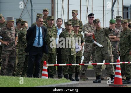 Shikama, Japon. 17 septembre 2024. L'ambassadeur de France au Japon, Philippe Setton inspecte l'exercice militaire conjoint Japon-France 'Brunet Takamori 24' dans la zone de manœuvre d'Ojojihara dans la préfecture de Miyagi, au Japon, le mardi 17 septembre 2024. Photo de Keizo Mori/UPI crédit : UPI/Alamy Live News Banque D'Images