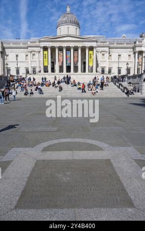 Londres, Royaume-Uni. Galerie nationale et inscription concernant les fontaines et les bustes de Trafalgar Square. Banque D'Images