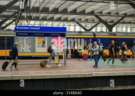 Passagers marchant le long du quai après avoir quitté leur train à Rotterdam Centraal Station, aux pays-Bas Banque D'Images