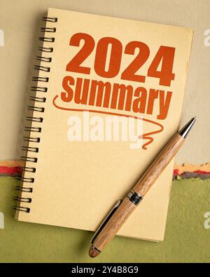 texte récapitulatif de 2024 ans dans un cahier en spirale, concept commercial de fin d'année Banque D'Images