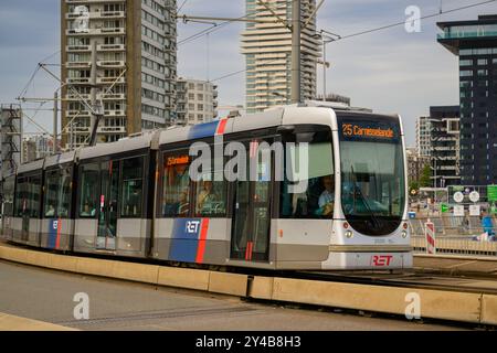 Un tramway RET néerlandais en mouvement traversant le pont Erasmus à Rotterdam, aux pays-Bas Banque D'Images