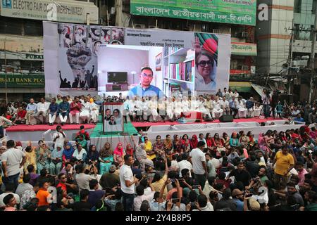 Des milliers de dirigeants et de militants du Parti nationaliste du Bangladesh (BNP) se sont rassemblés dans la région de Naya Paltan à Dhaka alors que le parti organise un rassemblement Banque D'Images
