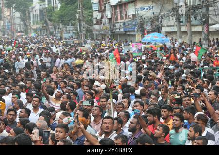 Des milliers de dirigeants et de militants du Parti nationaliste du Bangladesh (BNP) se sont rassemblés dans la région de Naya Paltan à Dhaka alors que le parti organise un rassemblement Banque D'Images