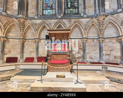 Chaise dans la salle capitulaire de la cathédrale Lincoln, Angleterre. Banque D'Images