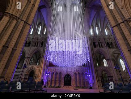 Peace Doves, œuvre d'art créée par le sculpteur Peter Walker, dans la nef de la cathédrale de Lincoln, Angleterre, septembre 2024. Banque D'Images