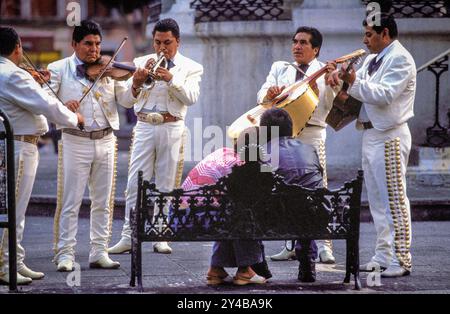 Mexico, Mexico. Musiciens traditionnels, 'Mariachis', jouant pour couple à Plaza Garibaldi. Banque D'Images