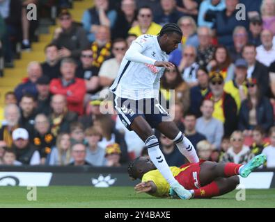 Haji Wright affronte Tom Dele-Bashiru lors du Sky Bet Championship match entre Watford et Coventry City à Vicarage Road, Watford le samedi 14 septembre 2024. (Photo : Jade Cahalan | mi News) crédit : MI News & Sport /Alamy Live News Banque D'Images