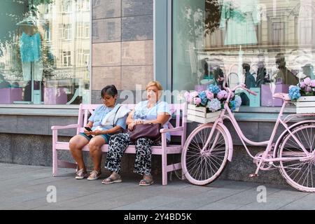 Moscou, Russie - 17 juin 2018 : détente urbaine avec une touche de rose. Banque D'Images