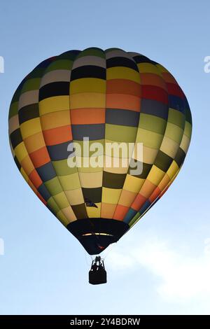 Longleat House & Safari Park Wiltshire Angleterre, montgolfière Fiesta 2024, montgolfière, montgolfières multicolores ascendantes et descendantes Banque D'Images