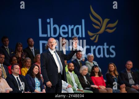 Brighton, Royaume-Uni. 17 septembre 2024. Le leader du Lib DEM Ed Davey député prononçant son discours principal le dernier jour de la conférence. Les libéraux-démocrates, le troisième plus grand parti du Royaume-Uni, se réunissent à Brighton pour leur conférence d'automne. Crédit : David Tramontan / Alamy Live News Banque D'Images