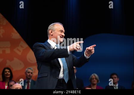 Brighton, Royaume-Uni. 17 septembre 2024. Le leader du Lib DEM Ed Davey député prononçant son discours principal le dernier jour de la conférence. Les libéraux-démocrates, le troisième plus grand parti du Royaume-Uni, se réunissent à Brighton pour leur conférence d'automne. Crédit : David Tramontan / Alamy Live News Banque D'Images