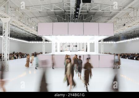 Milan, Italie. 17 septembre 2024. Les modèles présentent les créations des collections Fendi Women's Wear Spring/Summer 2025 lors de la Milan Fashion week à Milan, Italie, le 17 septembre 2024. Crédit : Li Jing/Xinhua/Alamy Live News Banque D'Images