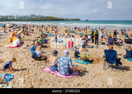 Deux gendarmes masculins de la police du Devon & Cornwall patrouillent parmi les vacanciers s'amusant sur Fistral Beach à Newquay en Cornwall Banque D'Images