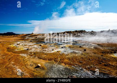 Namaskard dans le système volcanique Krafla et est situé à l'est du lac Myvatn avec des piscines de roches fondues bouillonnant dans un paysage où les teintes jaunes et rouges Banque D'Images