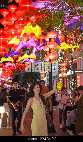 Hong Kong, Chine. 17 septembre 2024. Les gens visitent une foire aux lanternes pendant le festival de la mi-automne à Hong Kong, dans le sud de la Chine, le 17 septembre 2024. Crédit : Chen Duo/Xinhua/Alamy Live News Banque D'Images