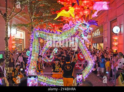 Hong Kong, Chine. 17 septembre 2024. Les gens regardent une danse de dragon pendant le Festival de la mi-automne à Hong Kong, dans le sud de la Chine, le 17 septembre 2024. Crédit : Chen Duo/Xinhua/Alamy Live News Banque D'Images