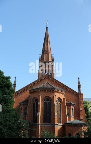 Vue saisissante sur l'église des douze Apôtres à Berlin-Schöneberg met en valeur son architecture en briques rouges et un ciel clair, soulignant sa beauté historique AM Banque D'Images