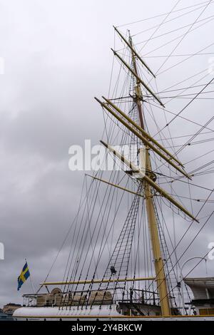 Mât de grand navire et gréement contre un ciel nuageux en Suède Banque D'Images