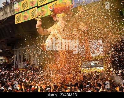 Mumbai, Maharashtra, Inde. 17 septembre 2024. Les gens portent une idole du Dieu hindou Ganesh pour une immersion dans la mer d'Arabie le dernier jour de Ganesh Chaturthi à Mumbai, le 17 septembre 2024 (crédit image : © Deep Nair/ZUMA Press Wire) USAGE ÉDITORIAL SEULEMENT! Non destiné à UN USAGE commercial ! Banque D'Images